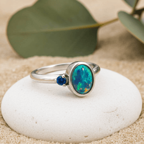 Schwarzer Opal mit Saphir in Ring