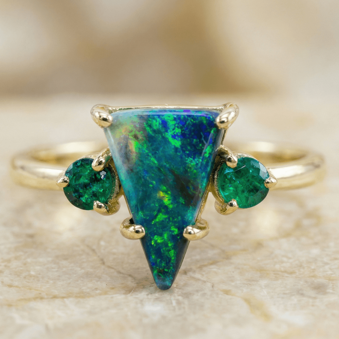 Schwarzer Opal Dreieckig Smaragd