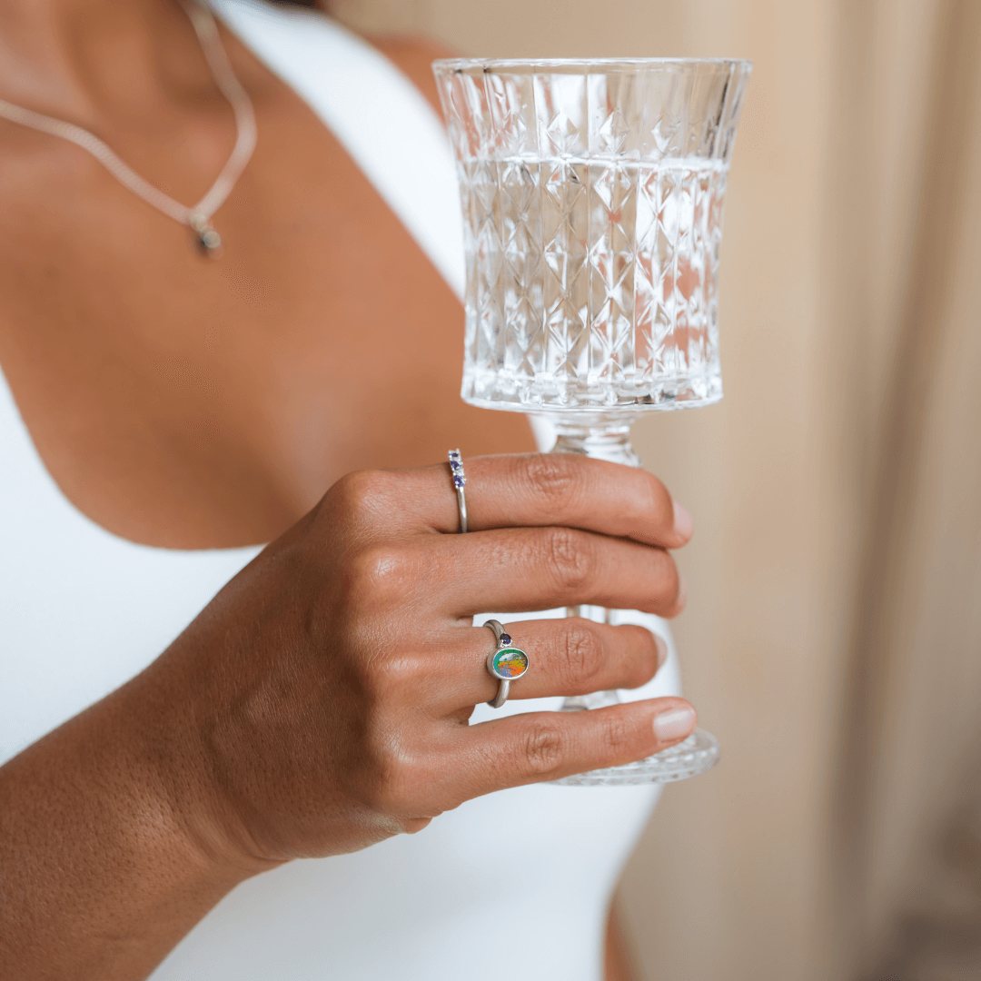 Schwarzer Opal Ring am Finger Frau