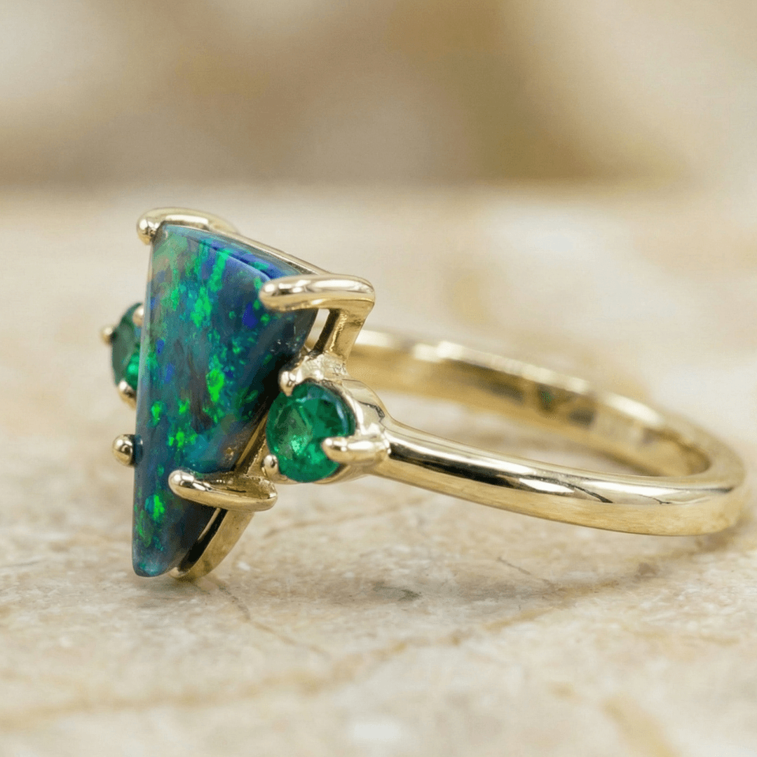 Schwarzer Opal & Smaragd Goldring
