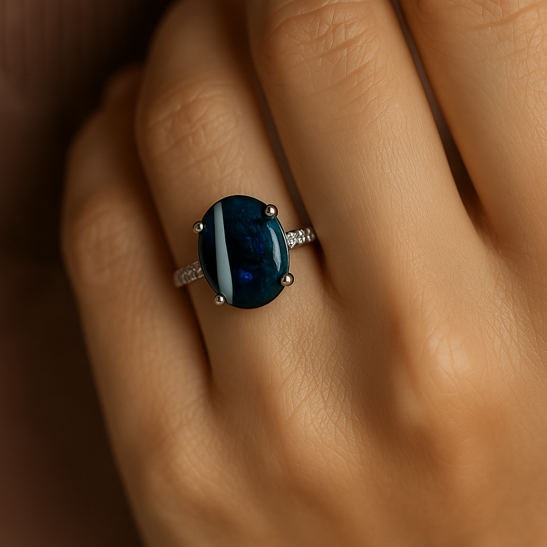 Schwarzer Opal Weißgold Ring