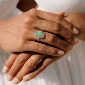 Weißer Opal Gold Ring Frau