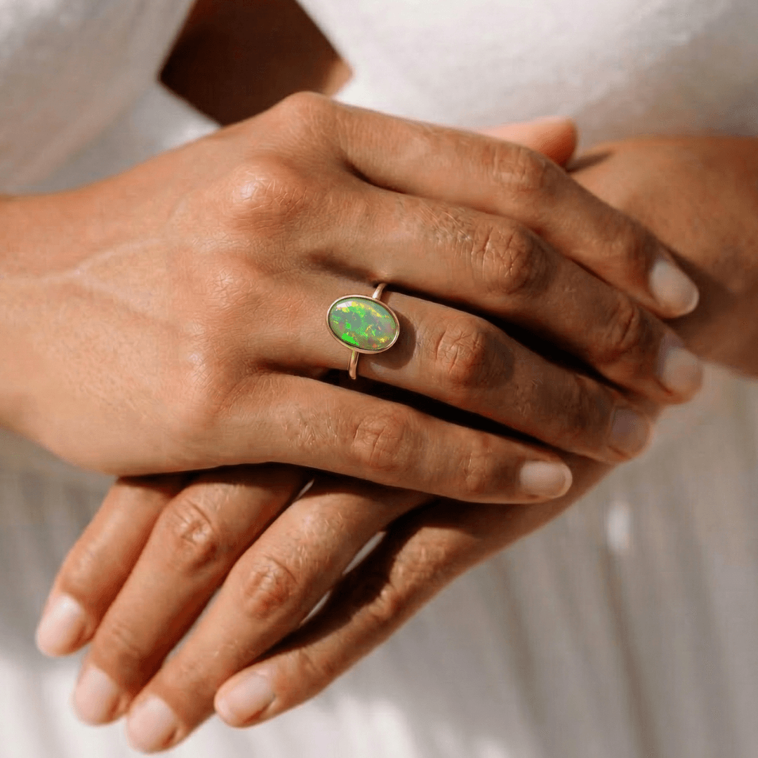 Weißer Opal Oval Gold Ring Frau