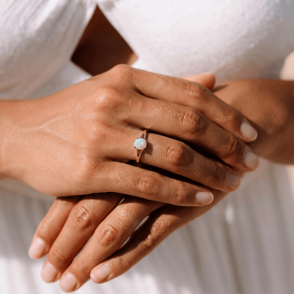 Weißer Opal Ring Gold an Hand