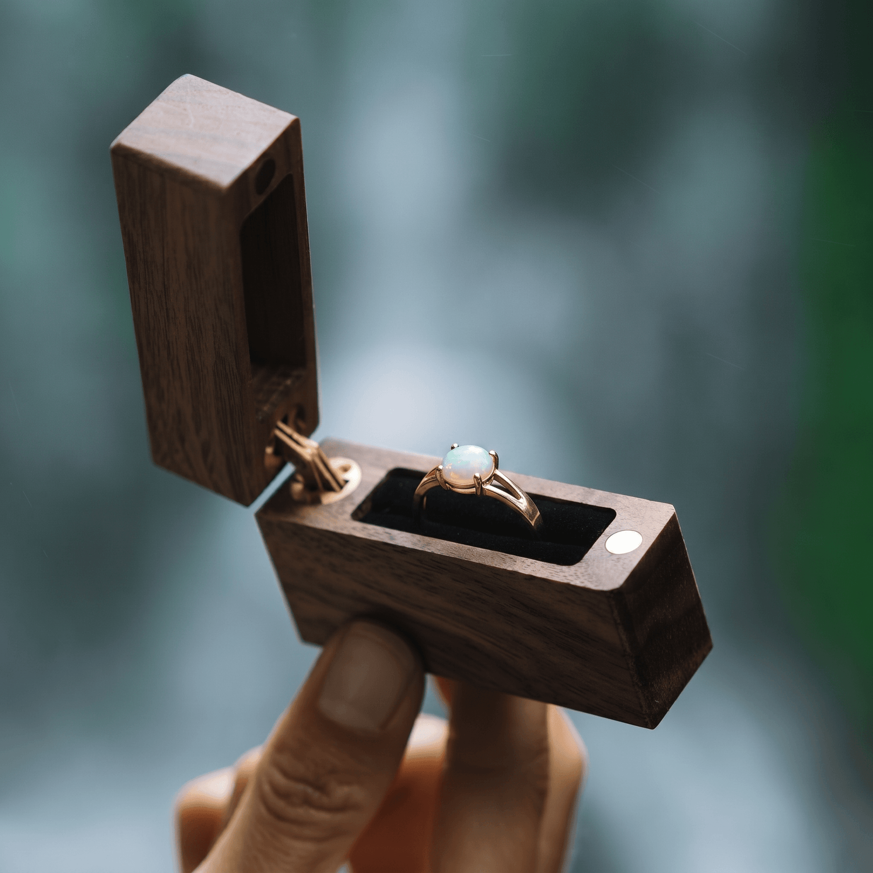 Weißer Opal Verlobungsring Gelbgold