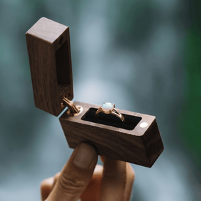 Weißer Opal Verlobungsring Gelbgold
