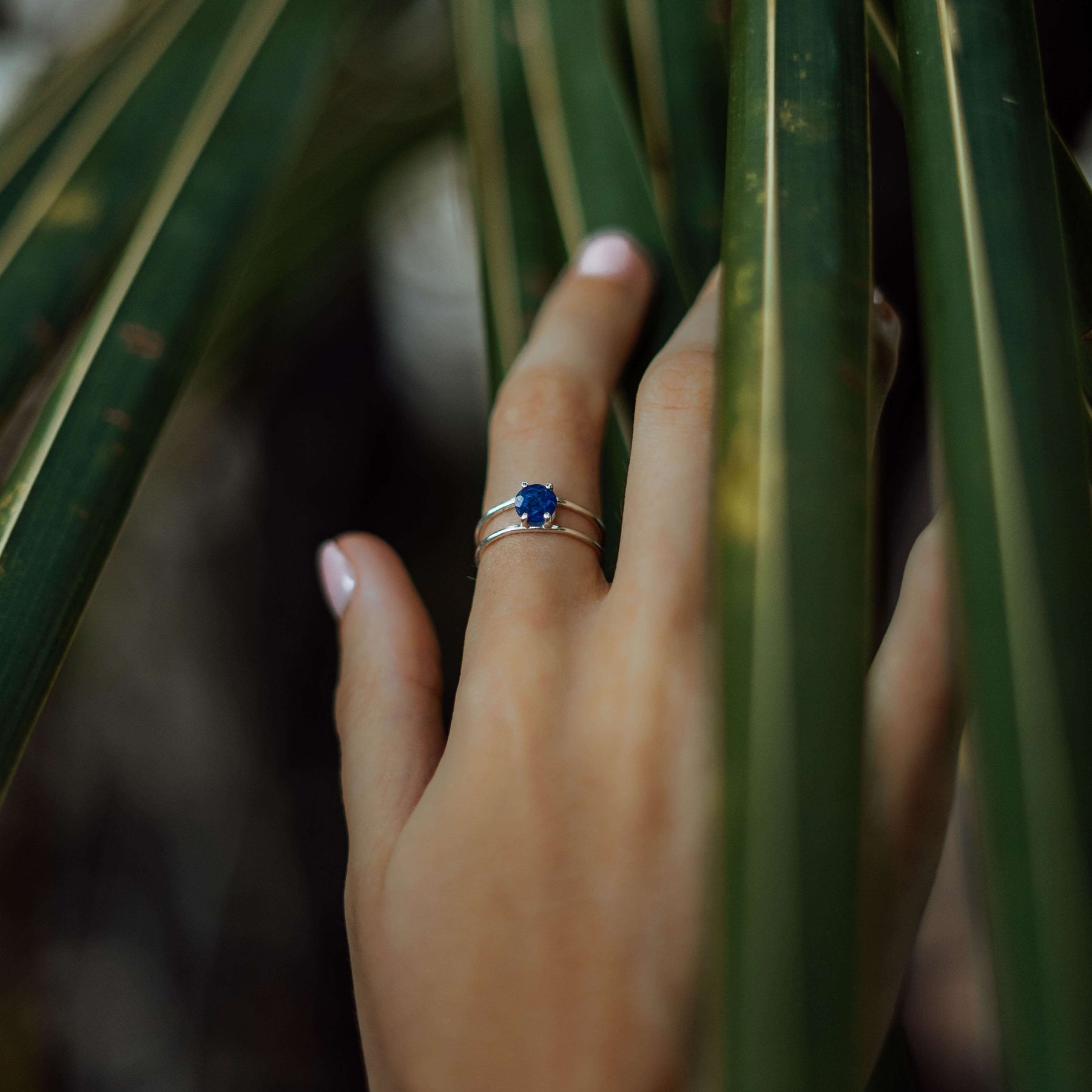 Hand Silber Ring Doppelband blauer Saphir