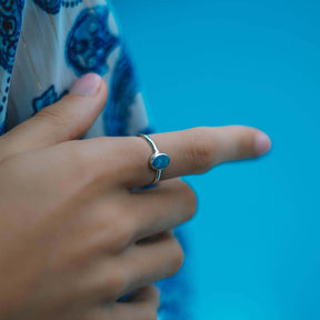 Hand mit Silber Ring australischer Opal