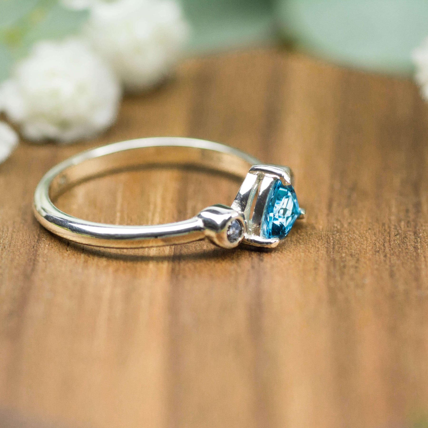 Nachhaltiger Ring blauer Topas Diamanten