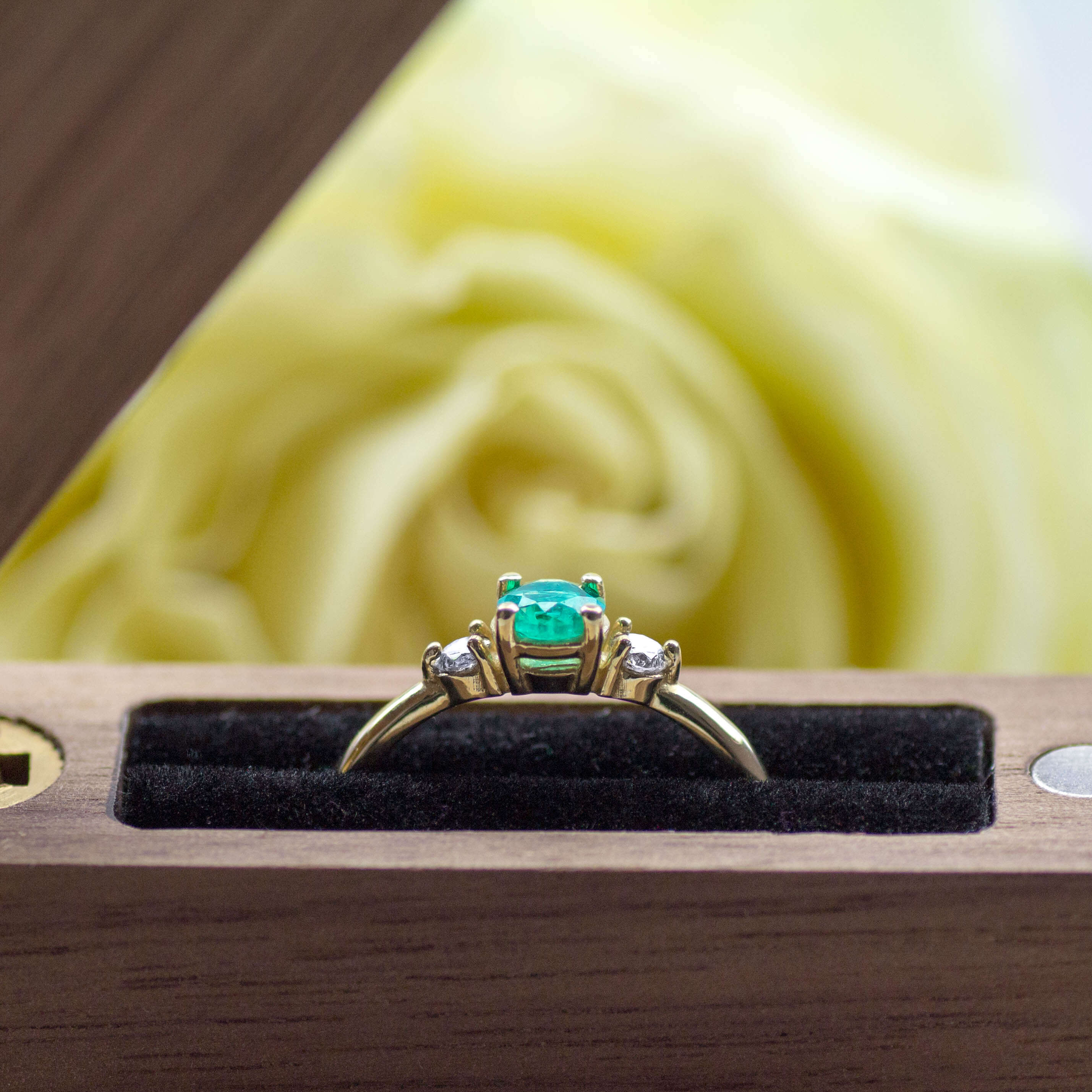 Ring Verlobung Gold Smaragd Diamanten