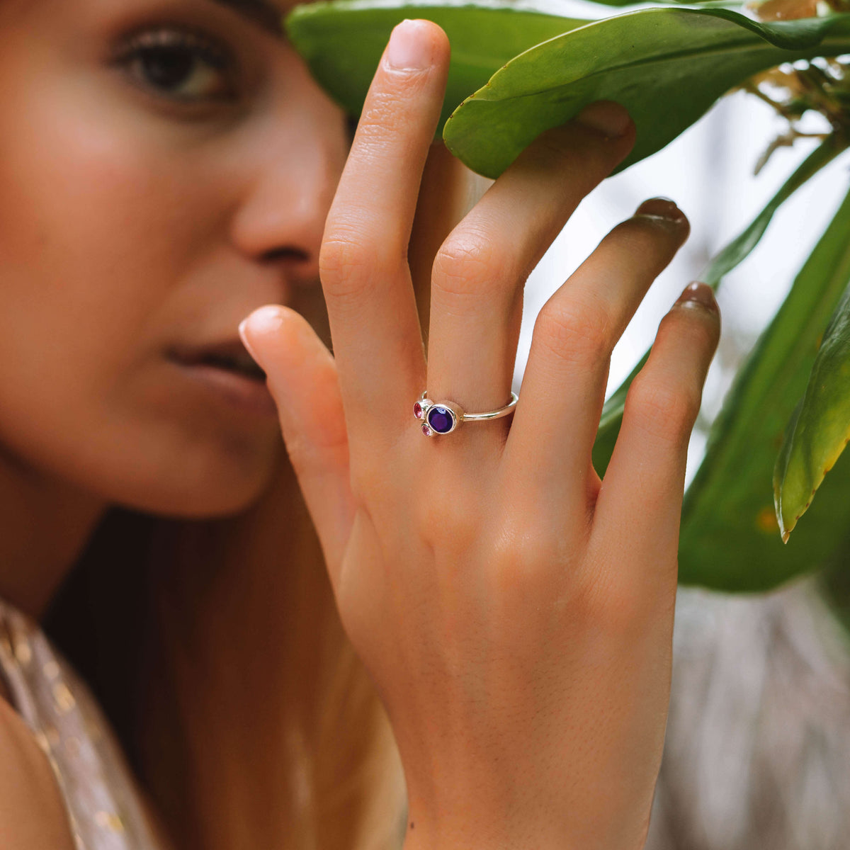 Ring an Hand Amethyst Spinell Lila Pink