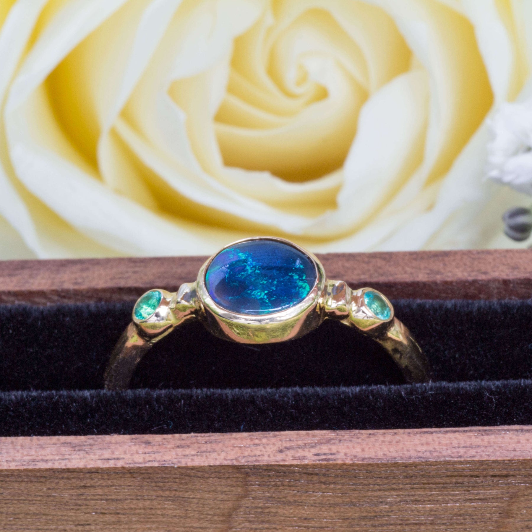 Nachhaltiger Schmuck Verlobung Gold Schwarzer Opal Smaragd