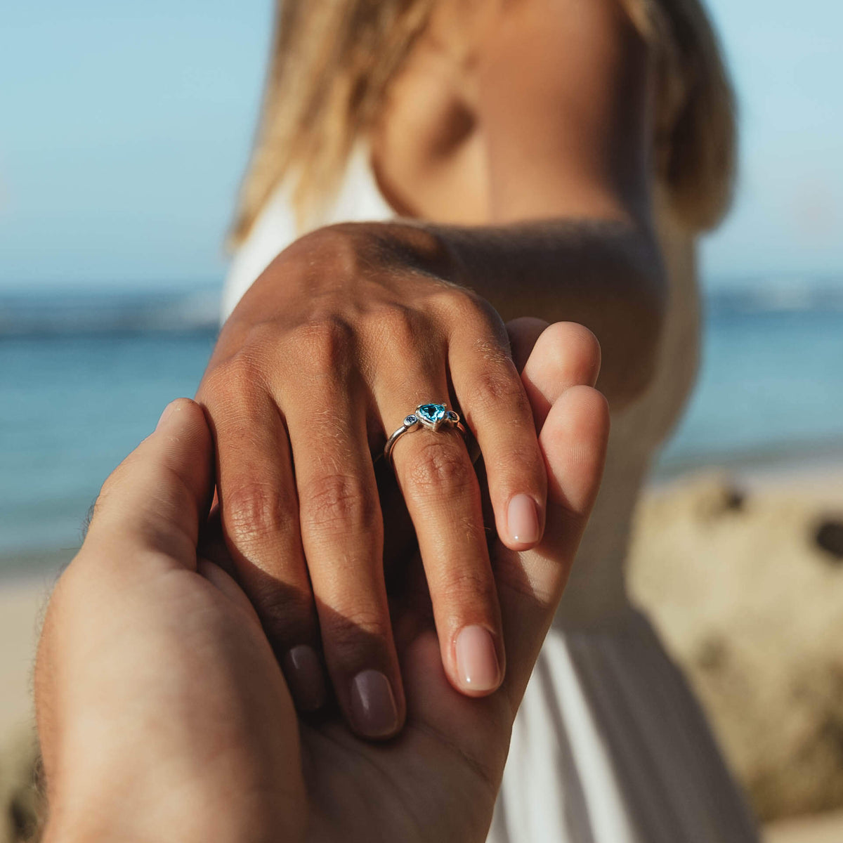 Verlobungsring Silber blauer Topas Salz und Pfeffer Diamanten Bali