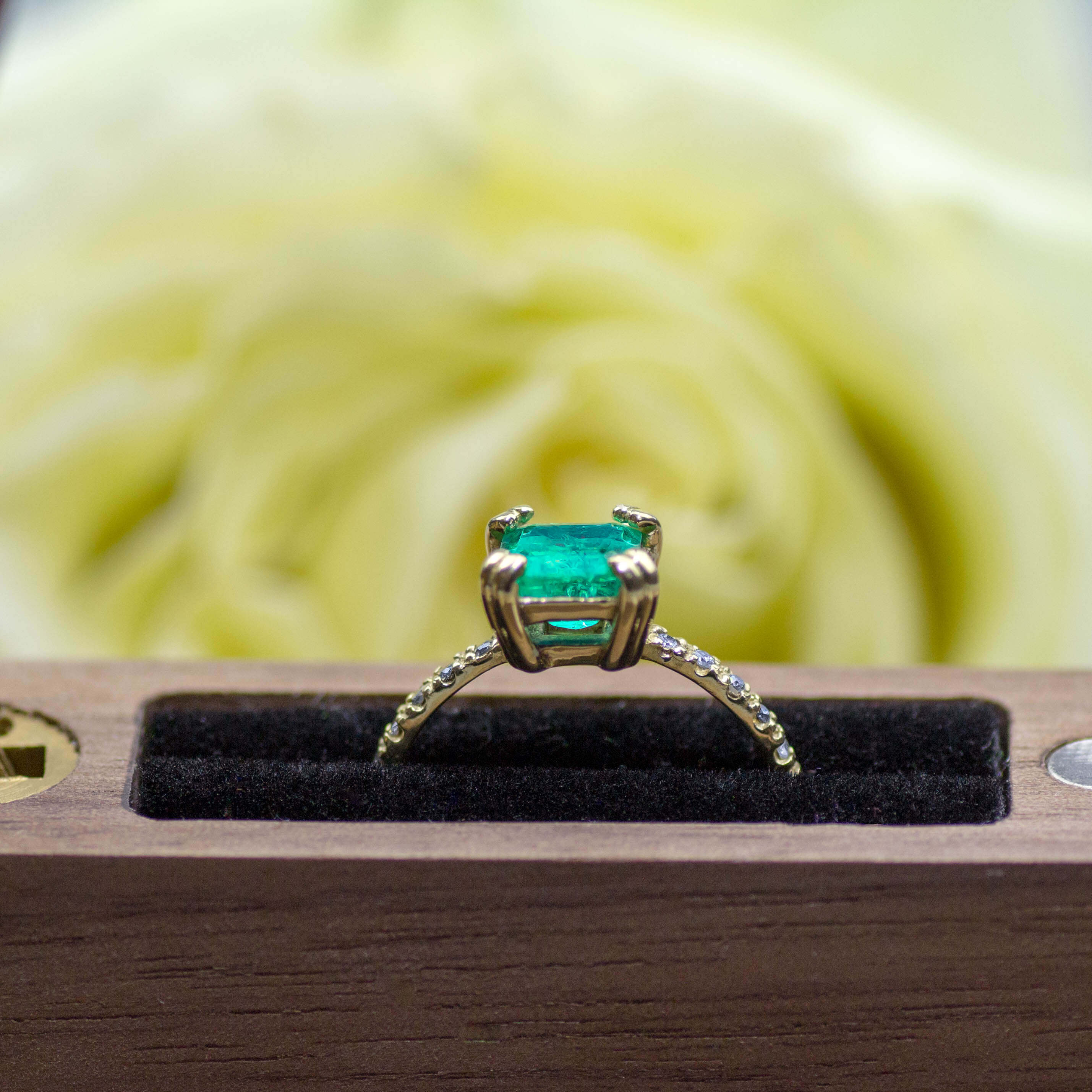 Vintage Ring Verlobung Smaragd Diamanten Seite